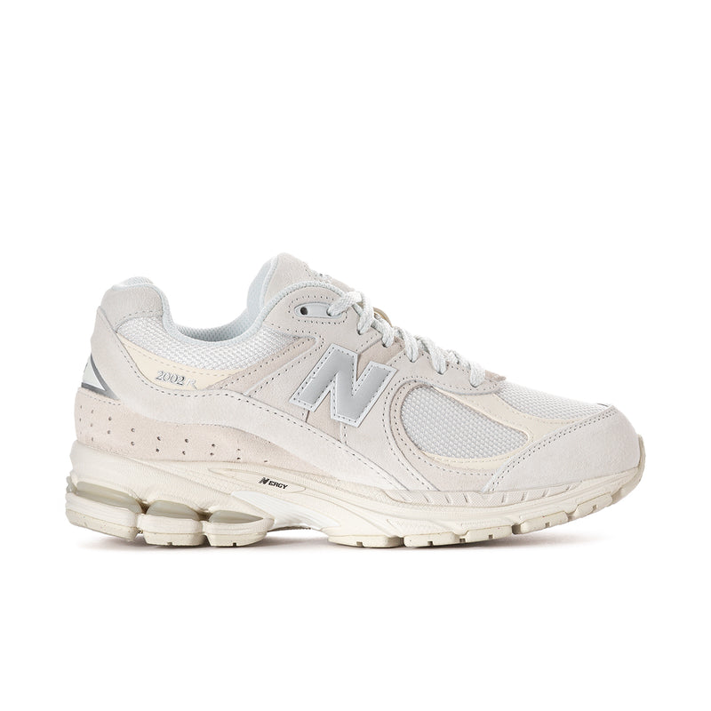 Women's low-top sneakers in light cream with metallic logo and cushioned sole