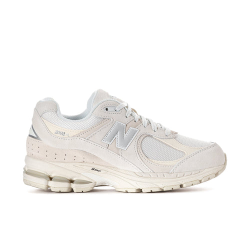 Women's low-top sneakers in light cream with metallic logo and cushioned sole