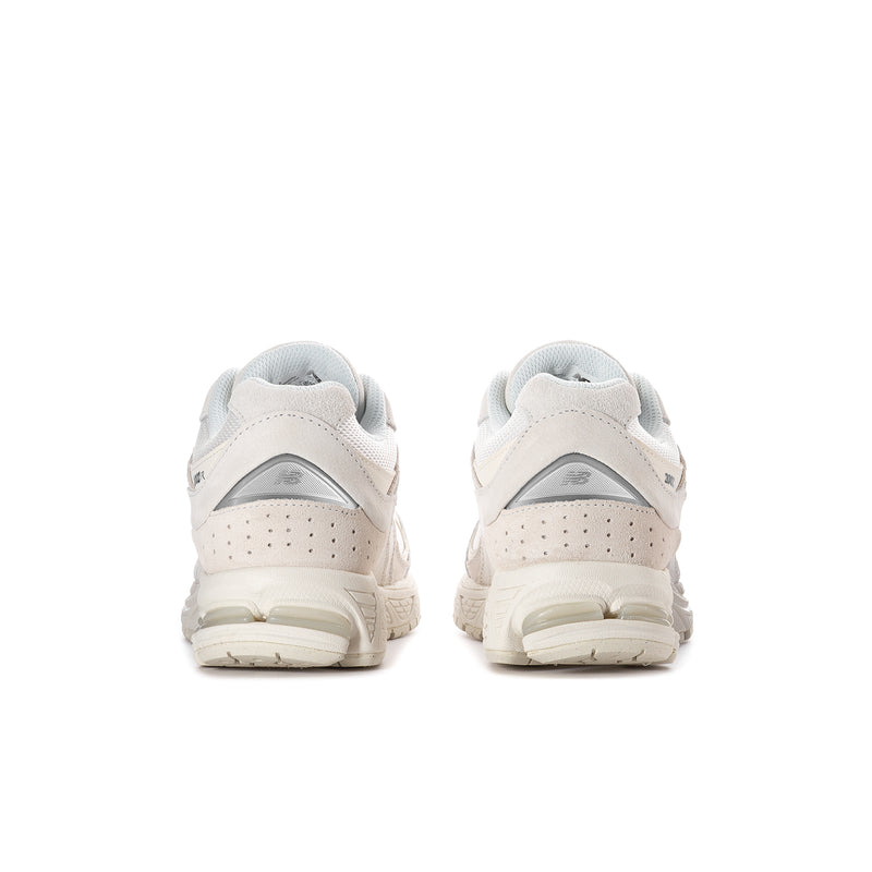 Women's low-top sneakers, heel view with back pull-tab and cushioned collar