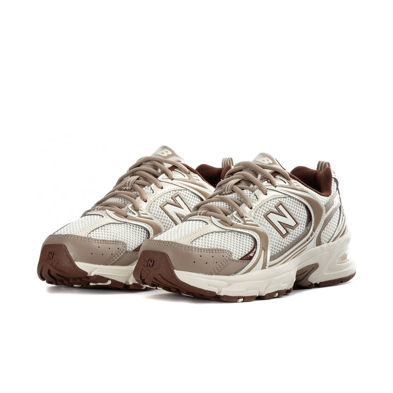 Women's 530 wide sneakers side view with cream upper, brown details and lace-up
