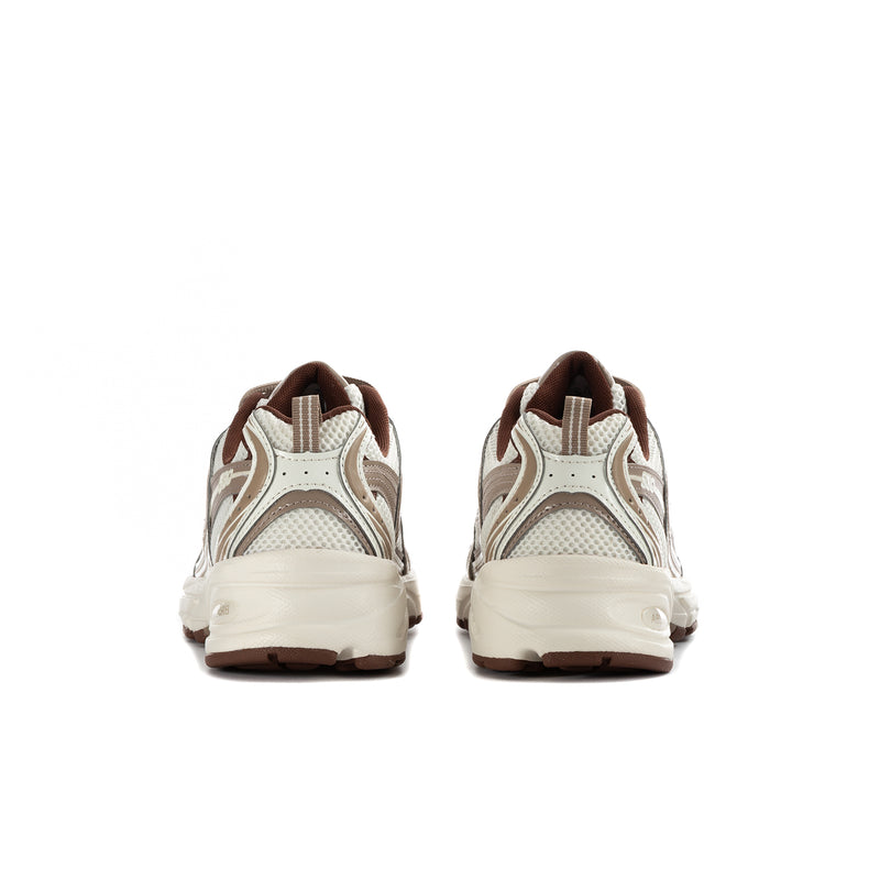 Women's 530 wide sneakers heel view with padded collar and brown outsole