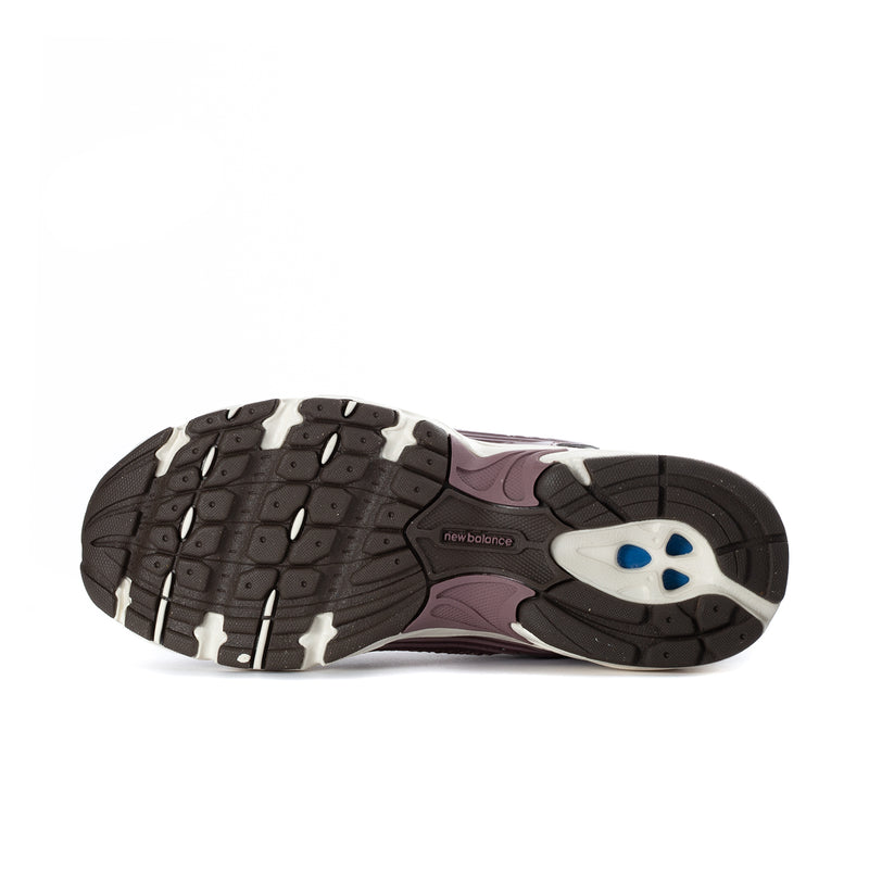 Women’s New Balance 530 wide running shoes outsole with tread and blue accent