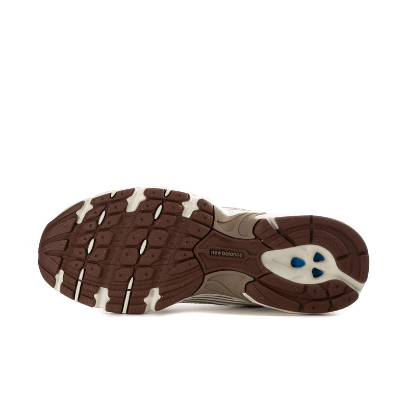 Women's 530 wide sneakers outsole, textured tread in dark brown with blue logo
