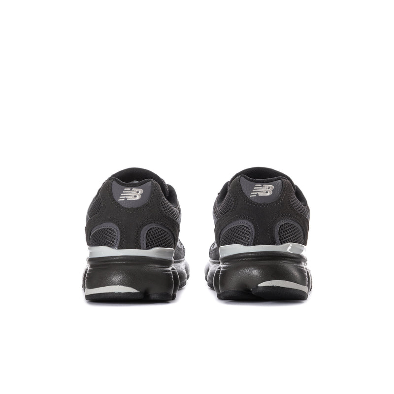 Men's New Balance 603 sneakers heel view, black with rear logo and cushioned collar