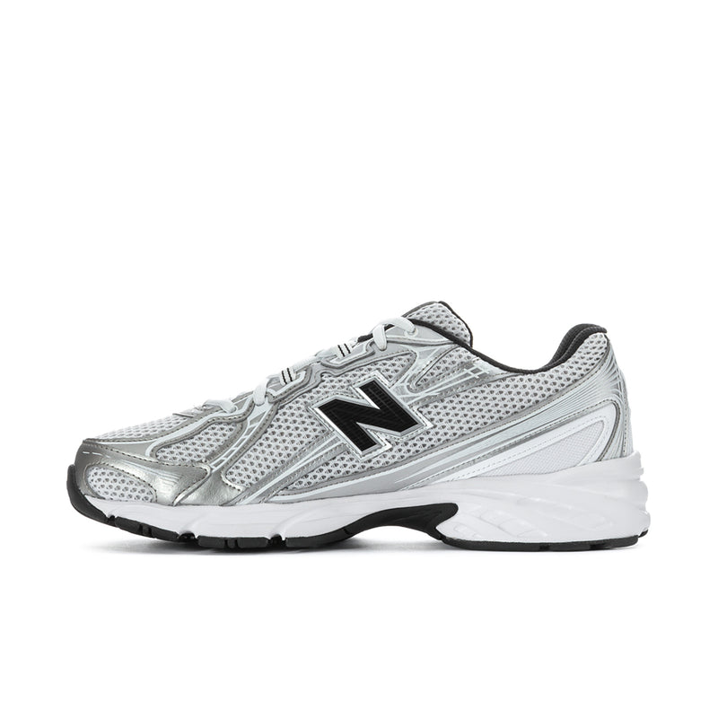Men's running shoes side view in white/silver metallic with black N logo