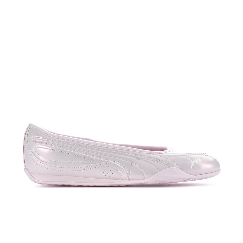 Women's ballet flats in powder pink leather with perforated toe and logo detail.