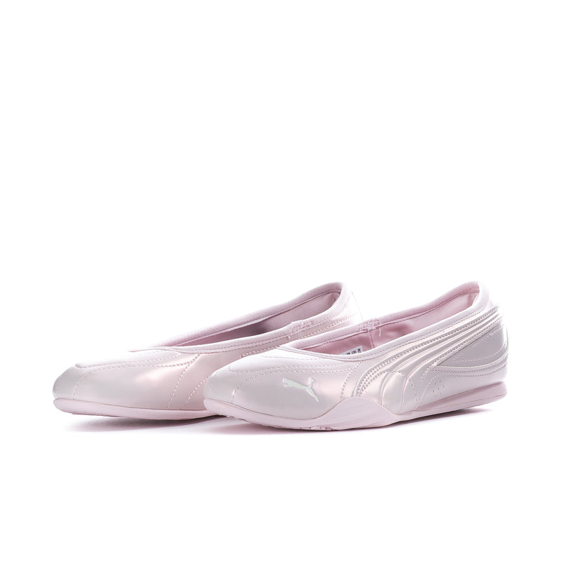 Women's ballet flats in powder pink with stitched panels, glossy finish, and side logo.