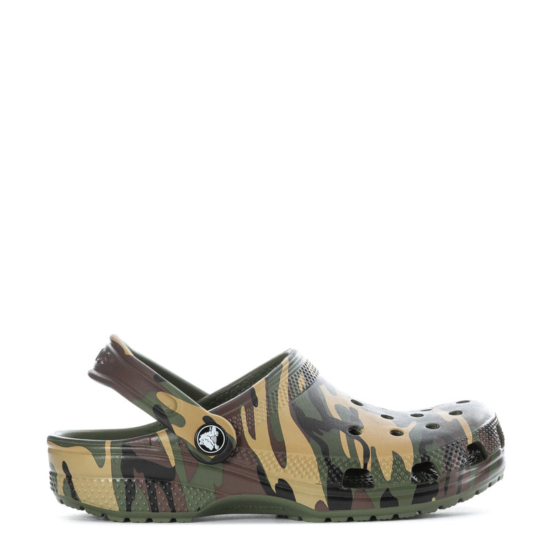 Kids' camo clogs with back strap, round toe, and printed upper