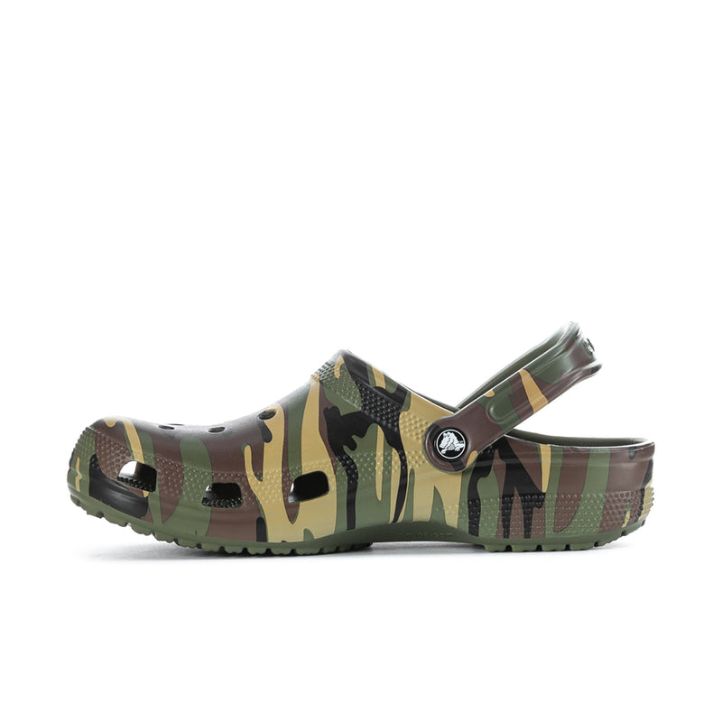 Men's camouflage clogs, front angled view with round logo and ventilation