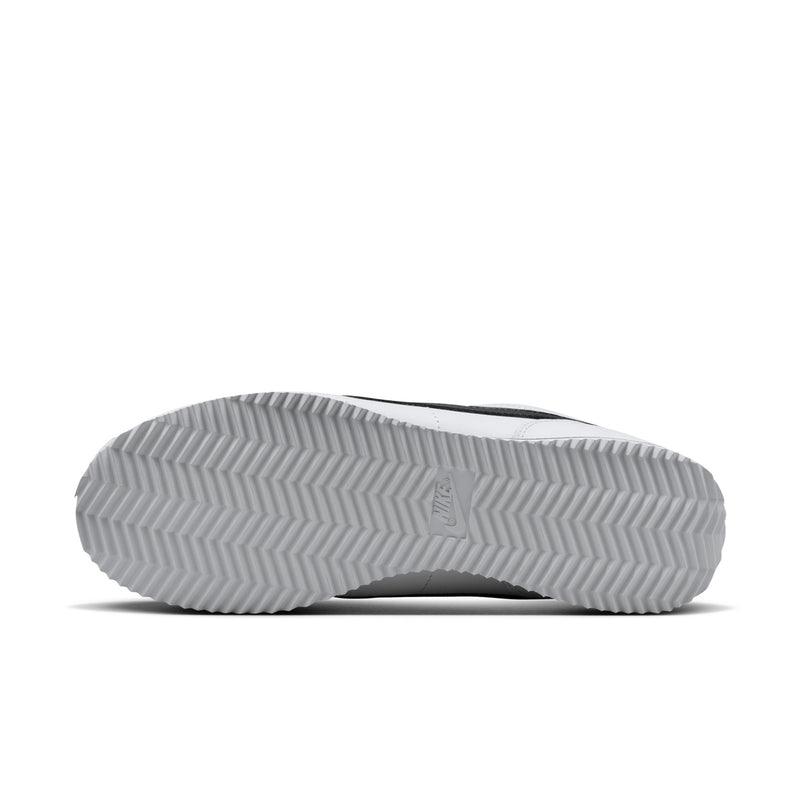 Women's sneaker outsole with zigzag tread pattern and black edge