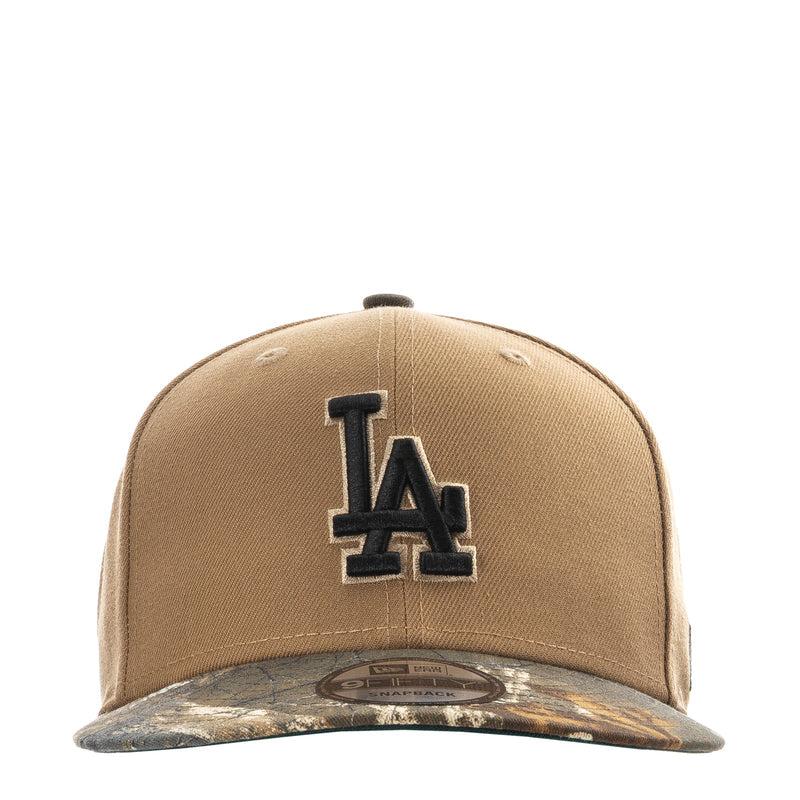 Desert tan baseball cap with LA logo and camo-pattern brim
