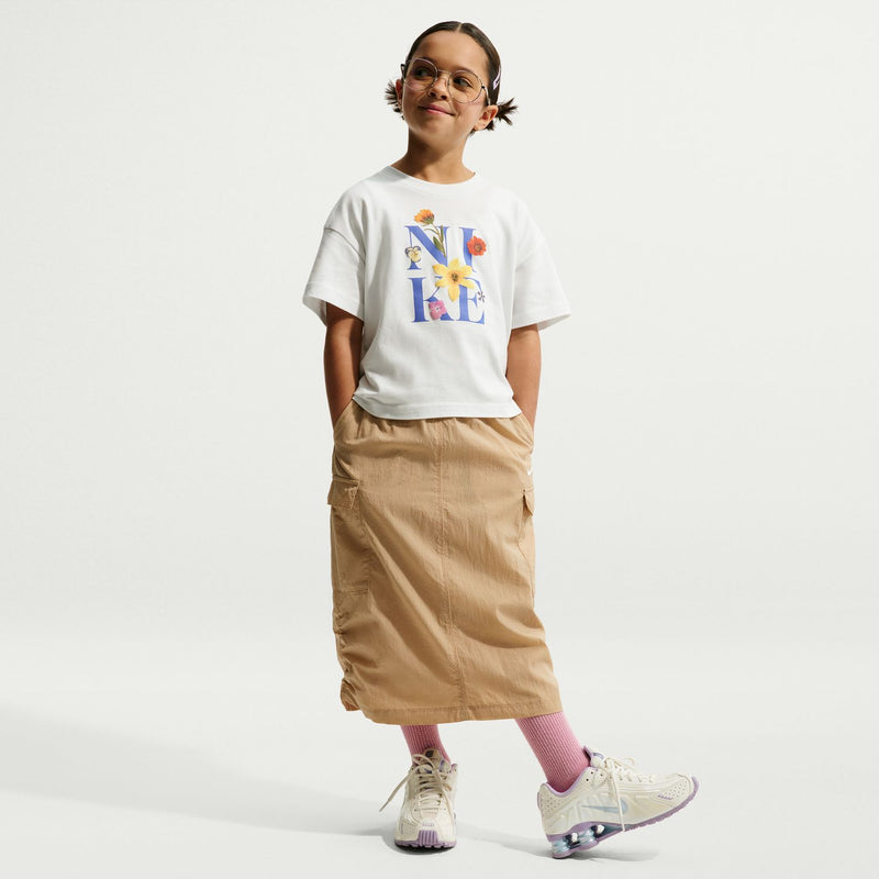 Youth boxy T-shirt in white with “N A E” floral chest graphic and short sleeves