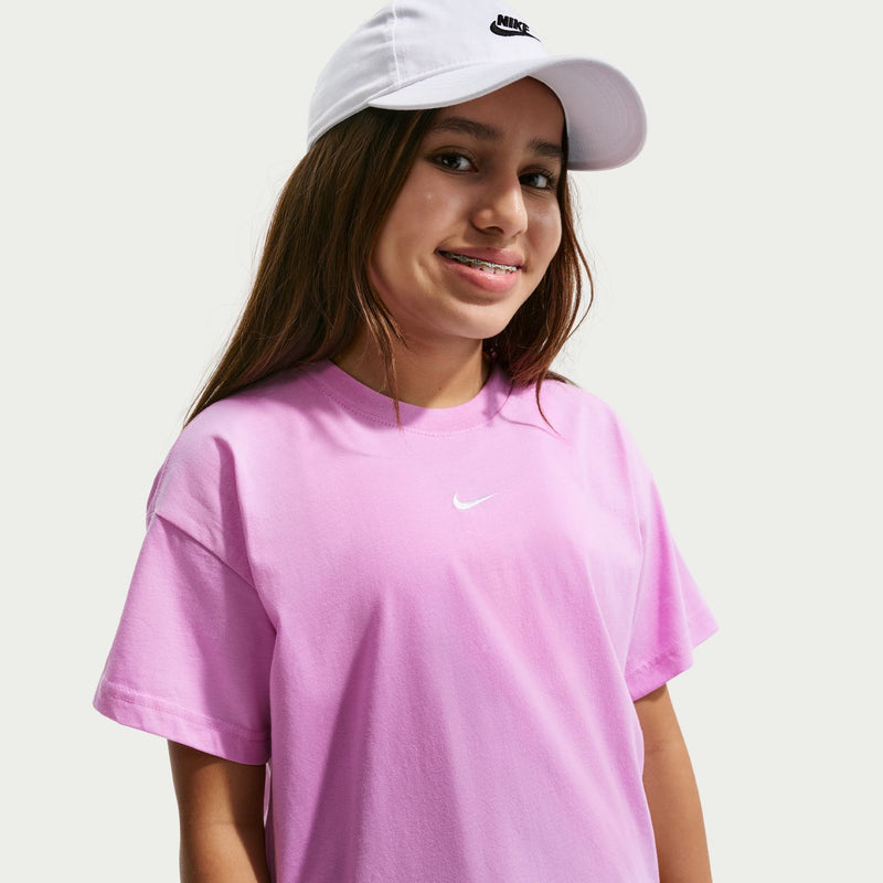 Youth boxy T-shirt in light magenta with Nike swoosh and relaxed crew neck