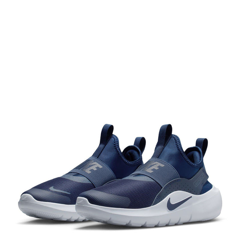 Youth navy sneakers, two-shoe view, elastic strap and white outsole, Nike swoosh.