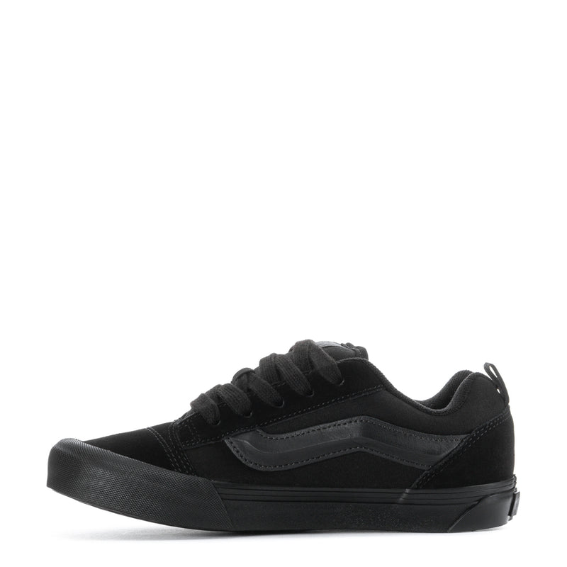 Youth low-top sneakers in black with lace-up vamp and side panel stitching