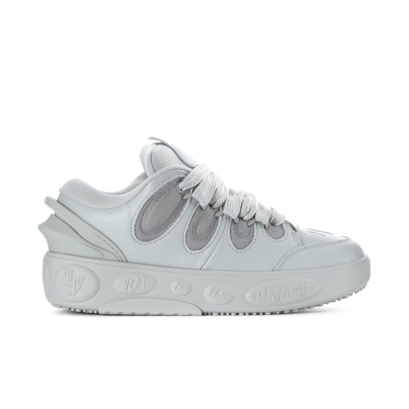 Light grey men’s skate sneakers with lace-up front and padded collar