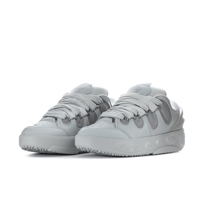 Light grey men’s skate sneakers, side view pair with lace-up design