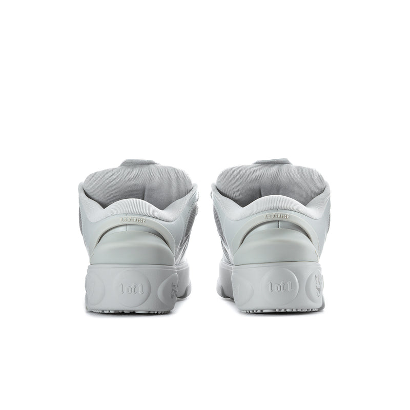 Light grey men’s skate sneakers, heel view with cushioned back and outsole