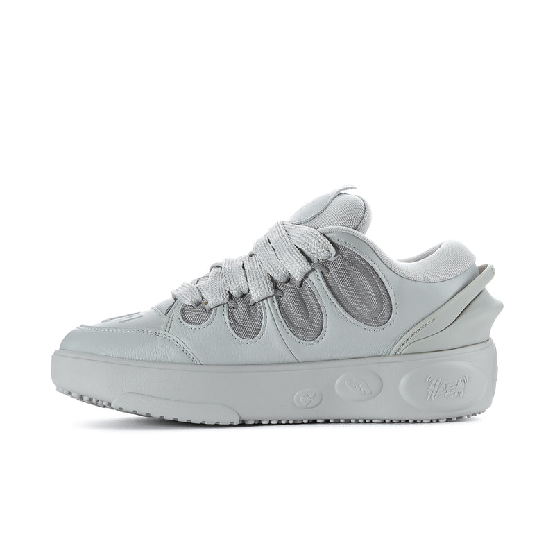 Light grey men’s skate sneakers, front 3/4 view with strap overlays
