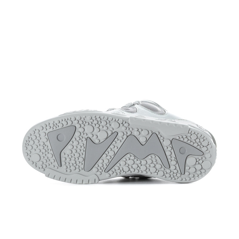 Light grey men’s skate sneakers, outsole view with grippy tread pattern