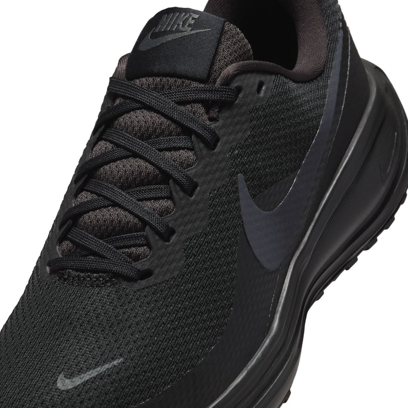 Women’s black textured knit running shoe with lace-up and Nike swoosh