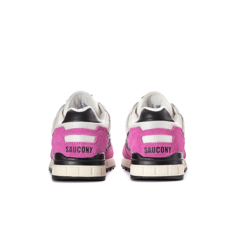 Women's sneakers with fuchsia heel tab and black heel collar, almond upper