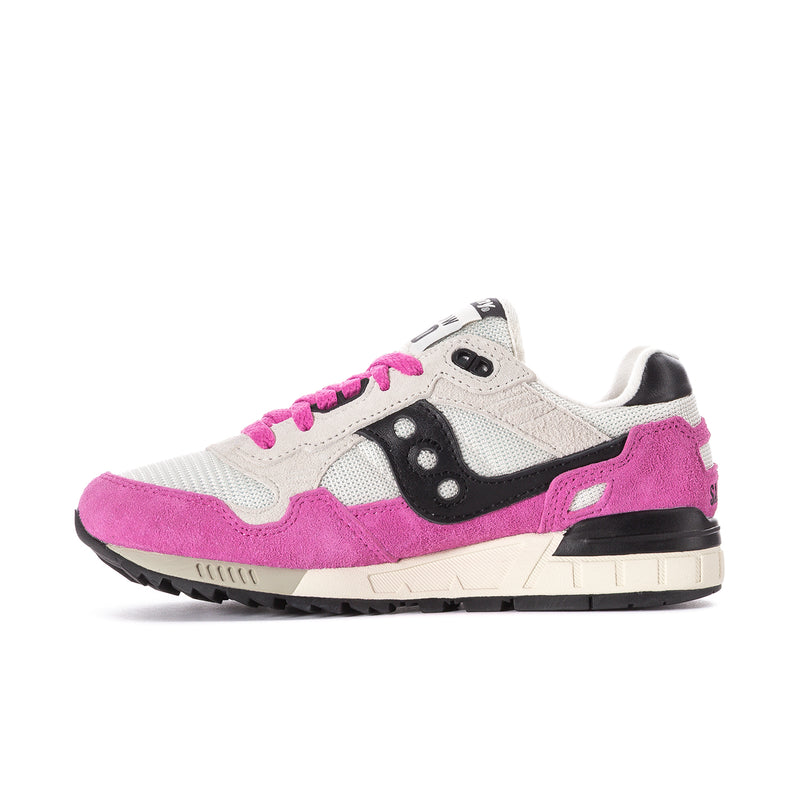 Women's almond running sneakers with black side panel and fuchsia mudguard