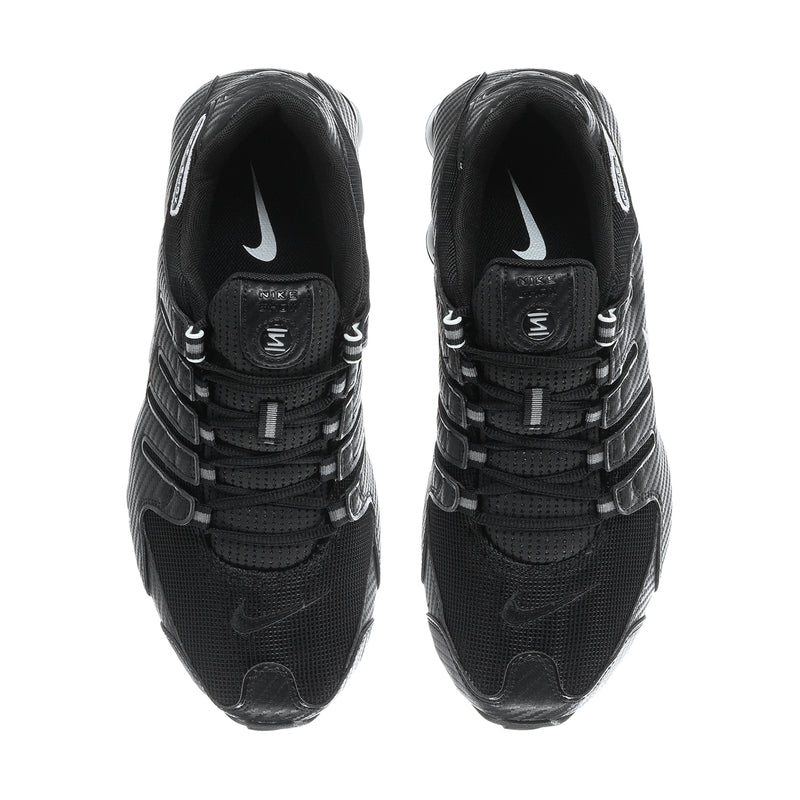 Men's black Nike sneakers, lace-up straps with swoosh on tongue and sides