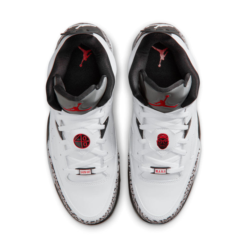 Men's low-top sneakers, white laces with red logos on tongue and speckled toe panel