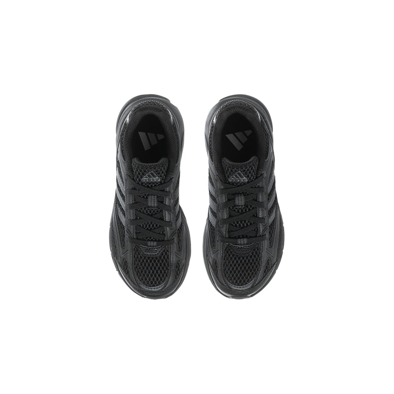 Kids black sneakers front view, padded collar and lace-up closure