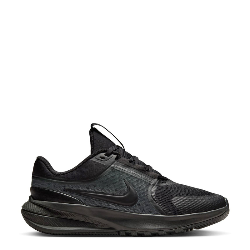 Youth running shoe in black and dark anthracite, with lace-up front and cushioned sole