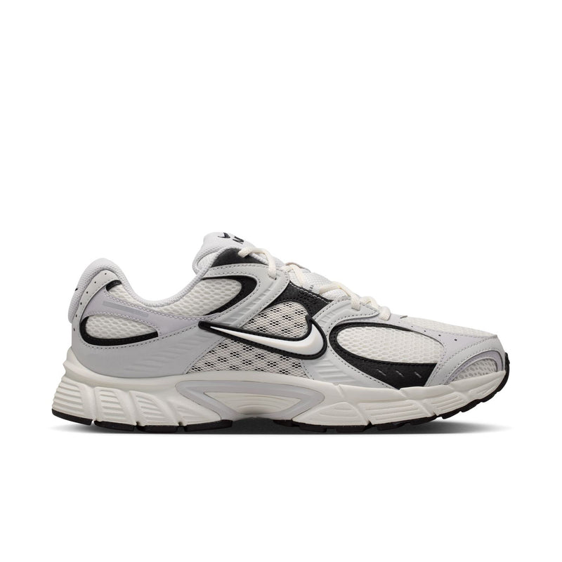 Men's lace-up running shoes in light gray with black overlays and white sole