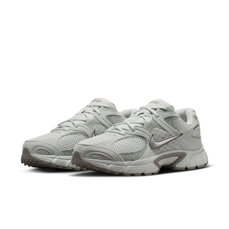 Men's lace-up running shoes in light silver/metallic with green-mesh panels and swoosh