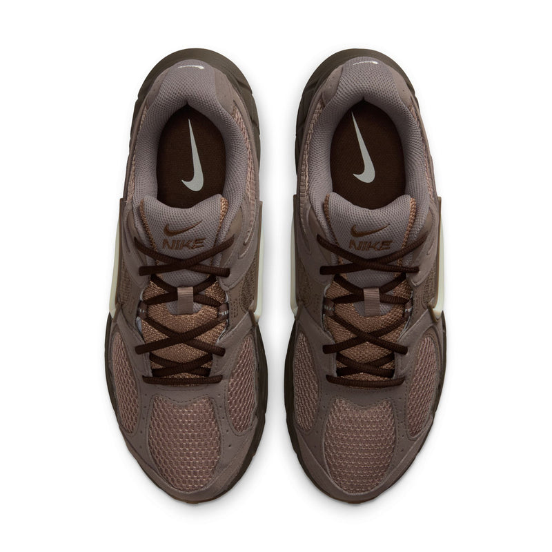 Men's running shoes pair view, mesh toe and tongue with brown lace-up front