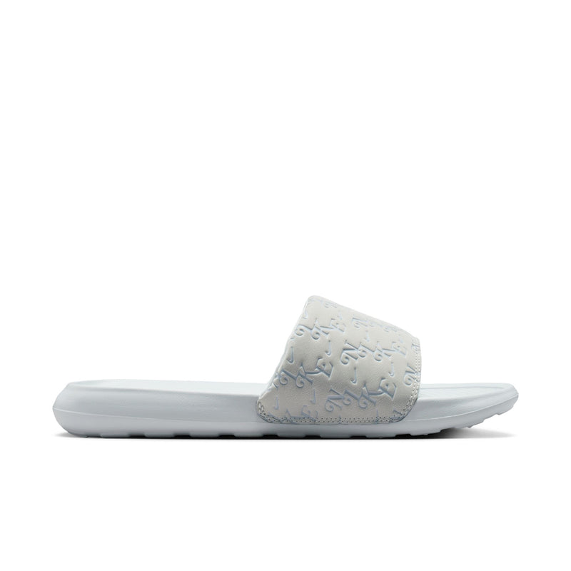 Women’s slide sandal in light gray with all-over logo-texture upper