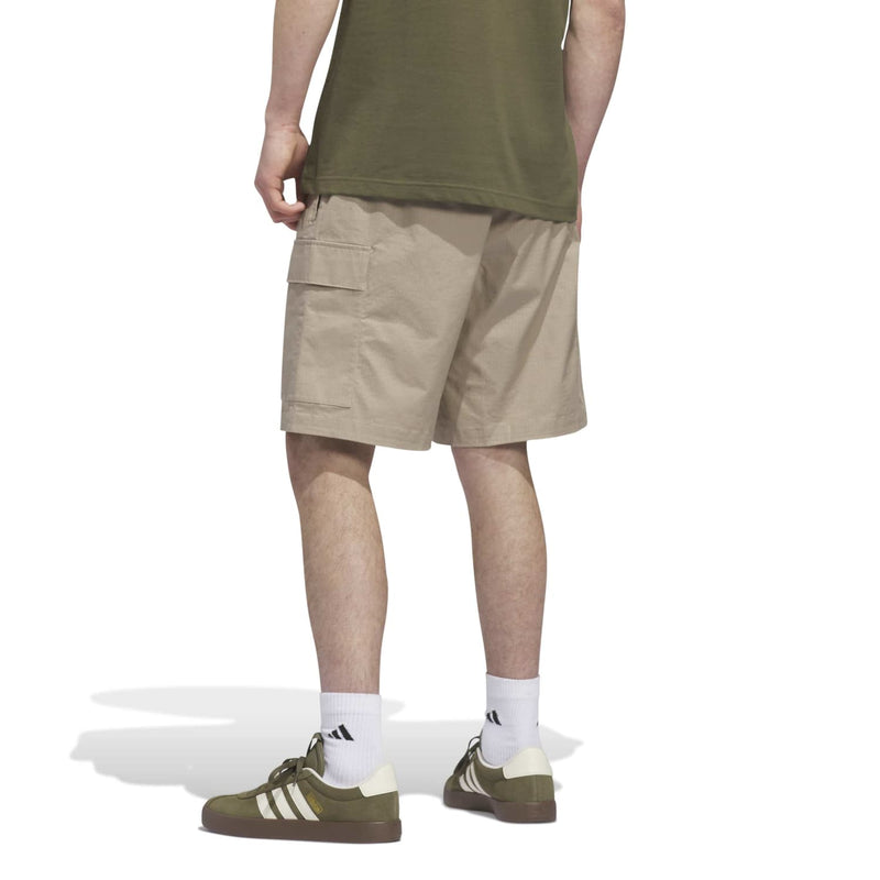 Men's khaki woven cargo shorts, elastic waistband, flap cargo pockets