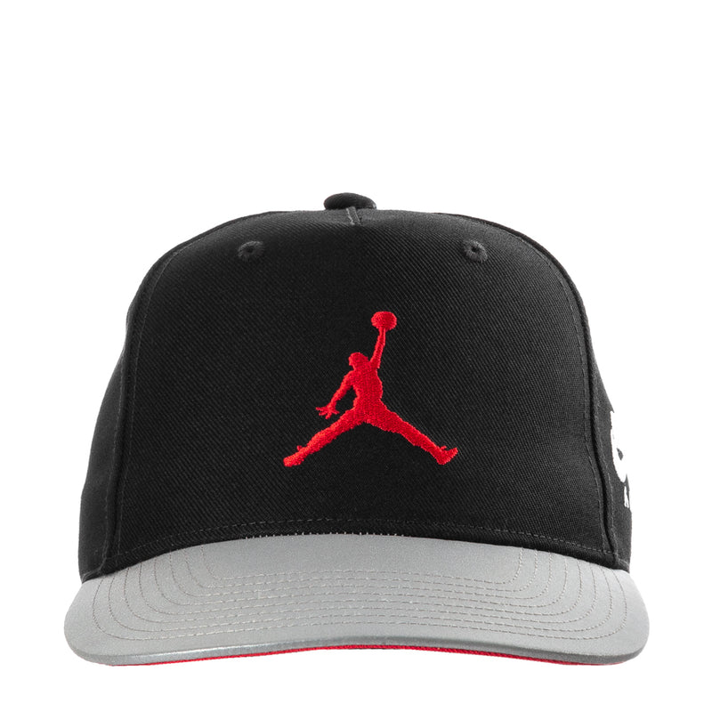 Youth snapback cap, black crown with red Jumpman logo and gray brim